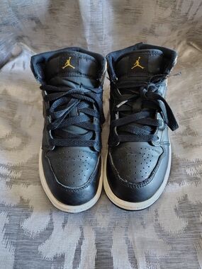 NIKE AIR JORDAN ONE RETRO MID Mid-Top Sneakers BLACK AND METALLIC GOLD